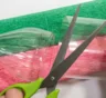 Режу пластиковые бутылки на кольца по 5–7 см: они в момент расходятся по дому и даче одно за другим
