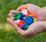 Пластиковые крышки собираю для огорода: как с их помощью закрыть сразу несколько задач