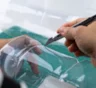 Чтобы мыши за зиму не погубили молодой сад: разрезаю пластиковую бутылку и надеваю прямо на ствол