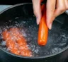 Сырыми мы называем их зря: какие сосиски можно есть прямо из пачки, а какие — сначала отварить