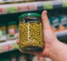 Новогоднюю корзину начинаю собирать в октябре: эти продукты спокойно пролежат до застолья