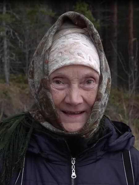 Баба люба отшельница живущая на байкале. Байкальская отшельница баба Люба. Байкальская отшельница в Красном платочке.