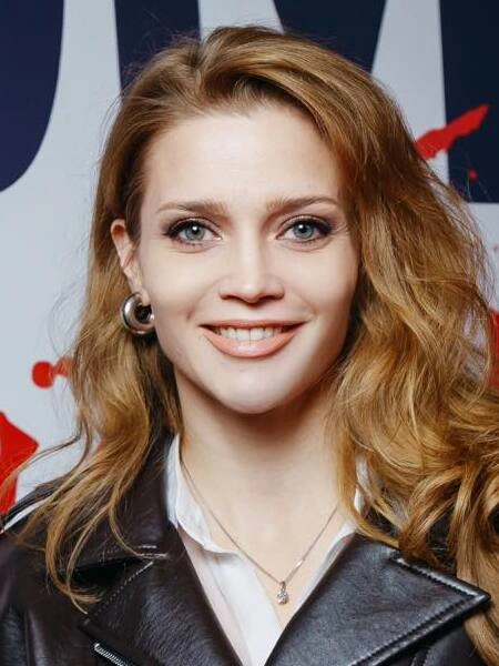 Орыс келіншегі «қазір сықылдым, каммин» деп айқайлайды.