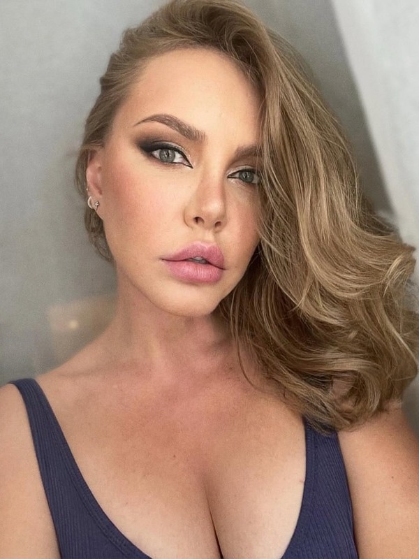 Тік тұрып зәр шығарып жатқан қыздың видеосы Үлкен писькилері бар үлкен өлшемді әйелдердің қатысуымен порно көріңіз