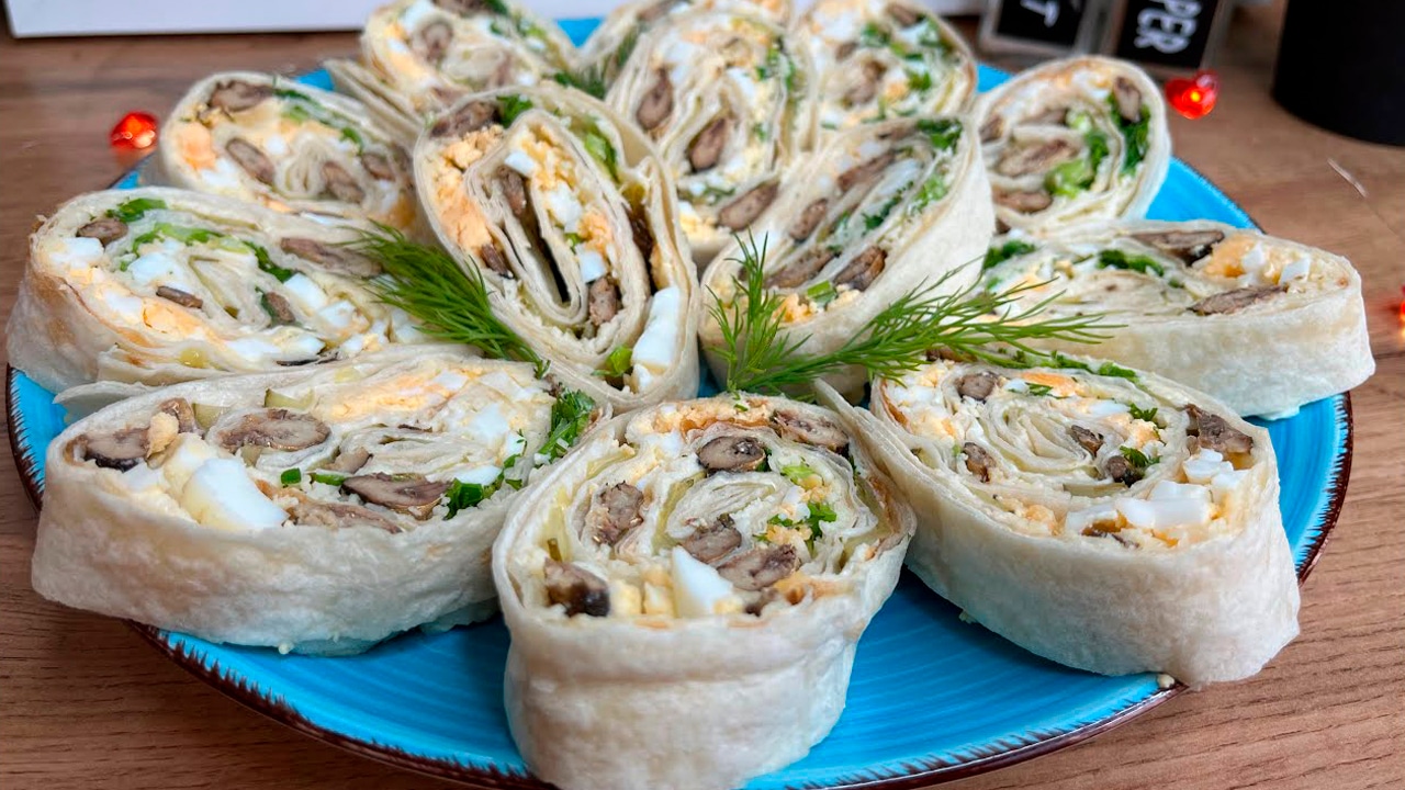 Ни духовки, ни суеты на кухне: эффектная закуска из лаваша к новогоднему застолью