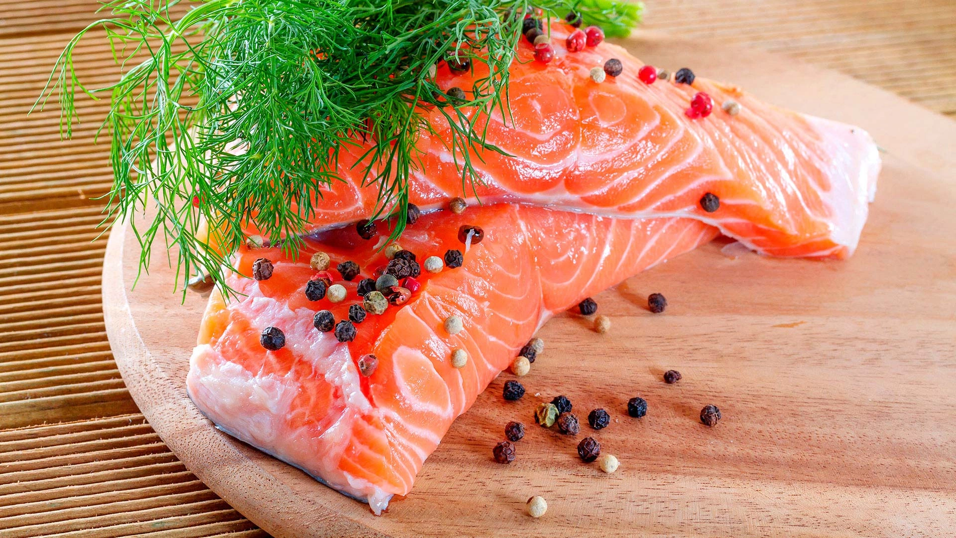 Семга, которая тает во рту на Новый год: попробуйте скандинавский способ засолки с коньяком и укропом