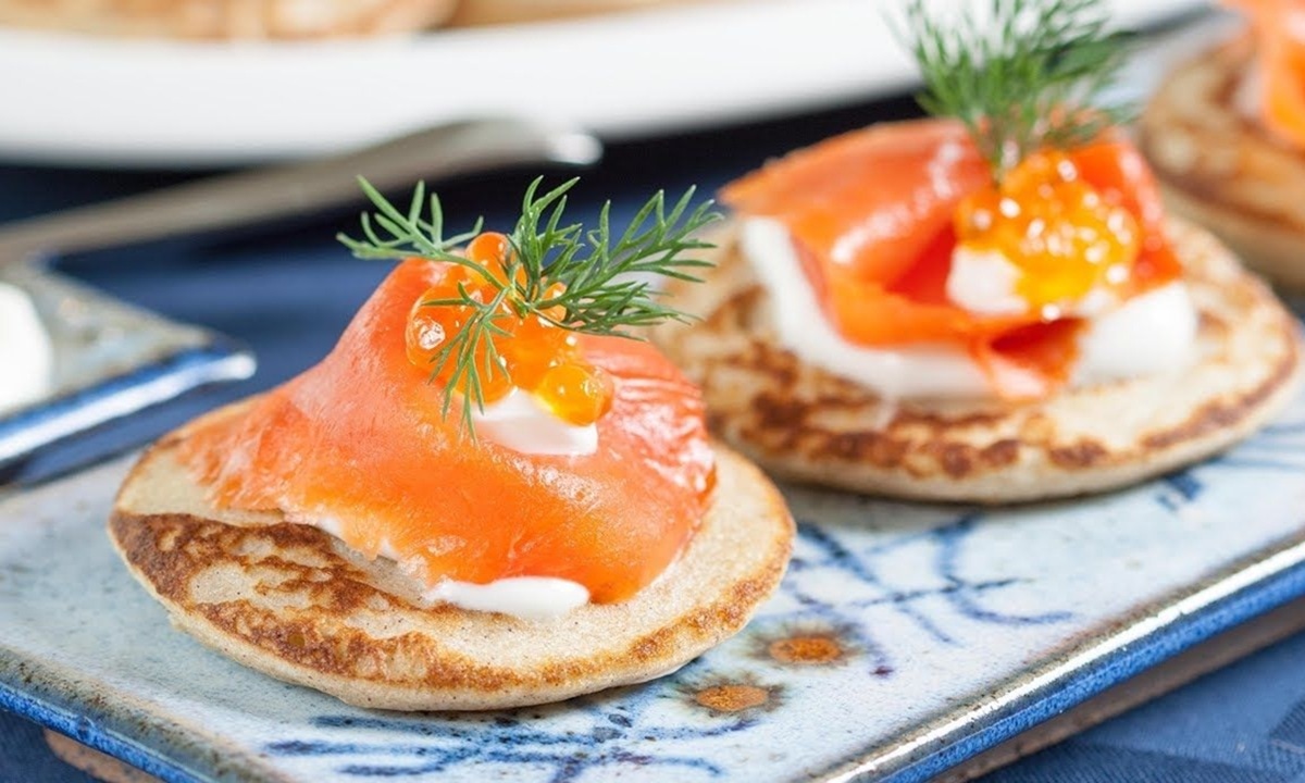 Изящные мини-блинчики с семгой: нежная рыбка и нежнейший крем — лучший дуэт