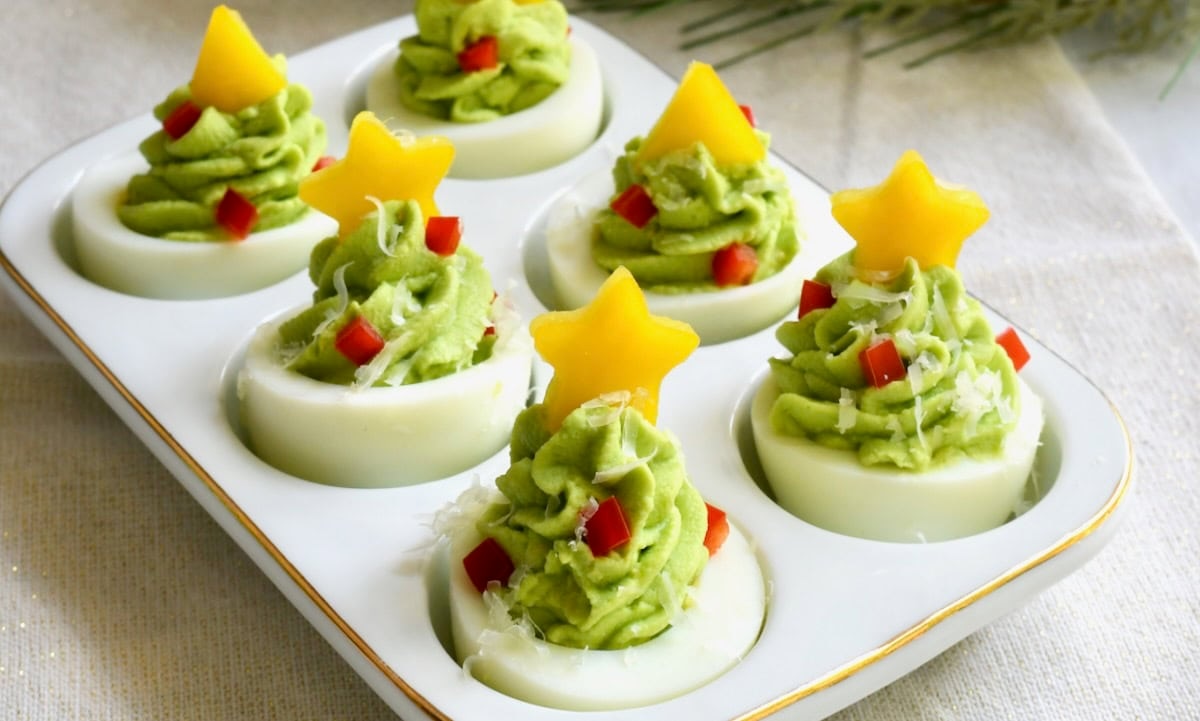 Фаршированные яйца с кремовой начинкой: легкая и полезная закуска к празднику