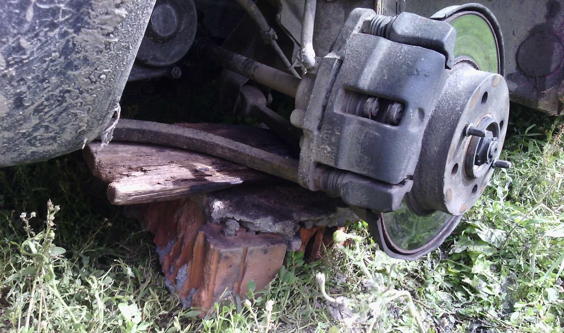 Пробило колесо, но нет домкрата: как заменить колесо в одиночку без рисков