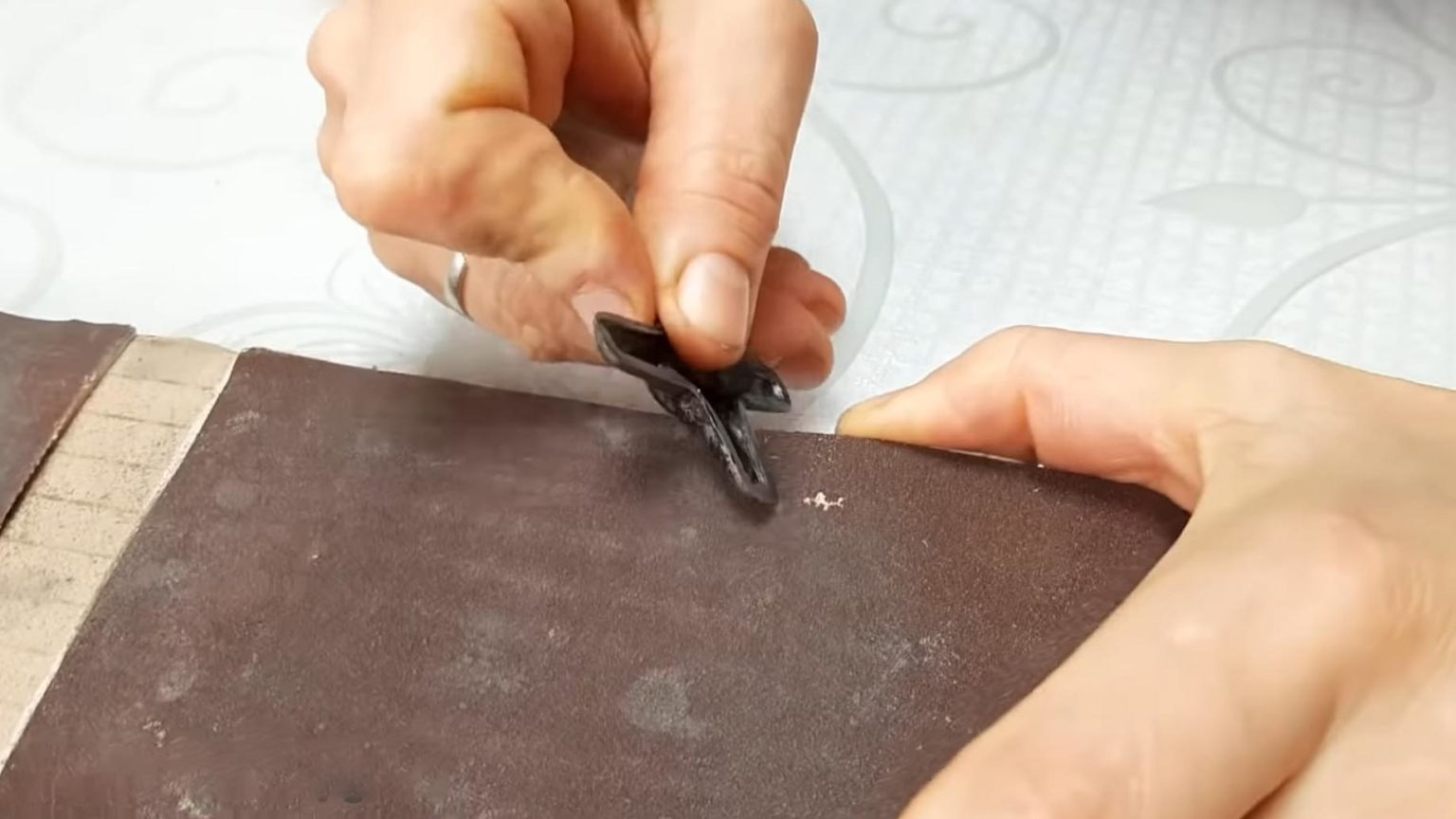 Если мясорубка мнет мясо — пора точить нож: как вернуть остроту лезвию при помощи наждачки