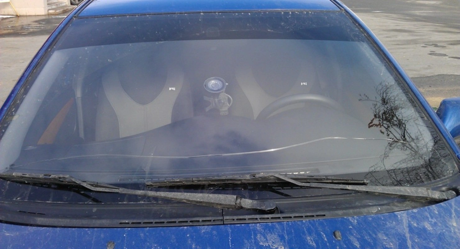 Эта ошибка убивает лобовое стекло зимой: почему оно может лопнуть и как избежать дорогого ремонта