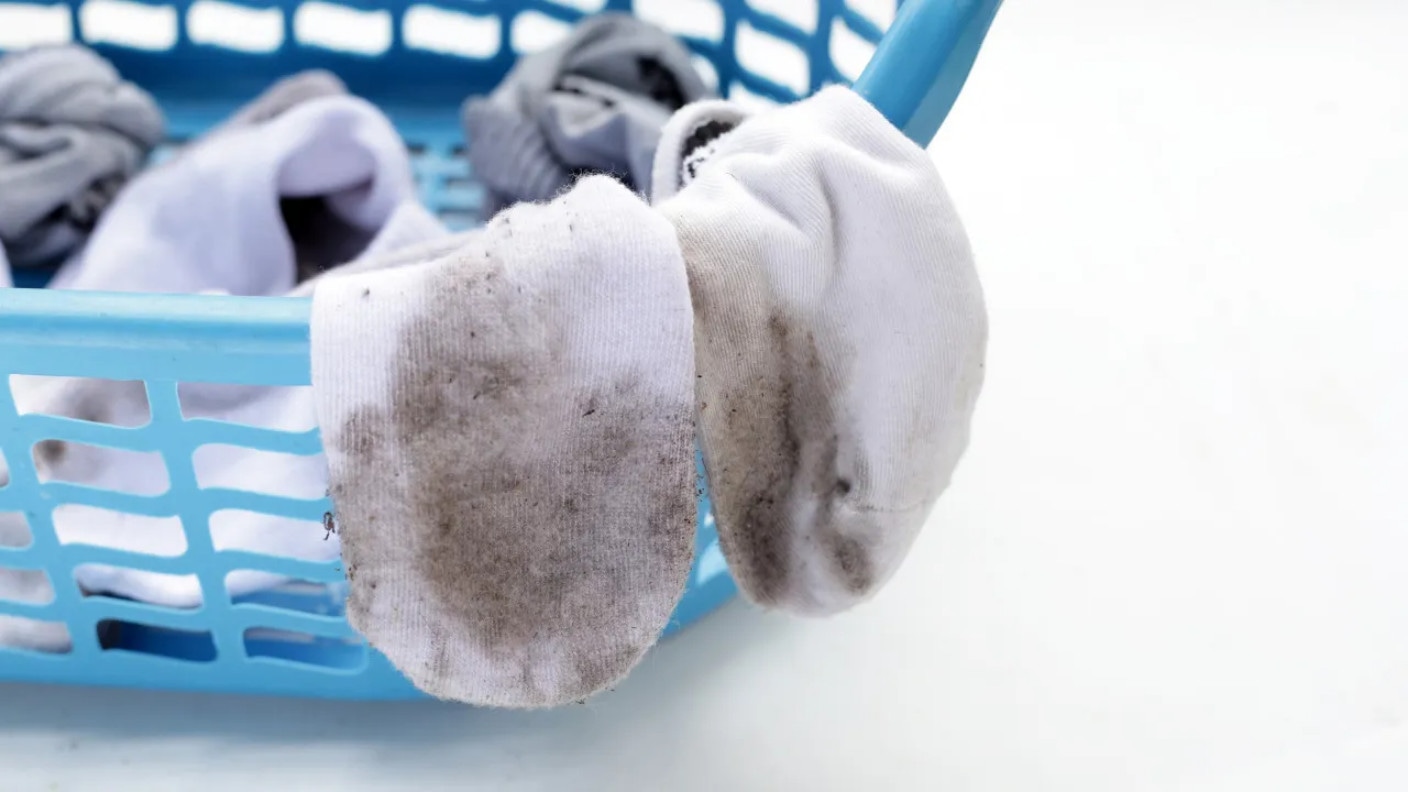 От пятен не останется и следа: 2 домашних способа подарить вторую жизнь белым носкам