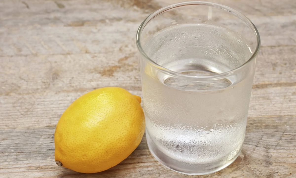 Лимон в холодильнике быстро портится: вода продлит его свежесть надолго — и вот как
