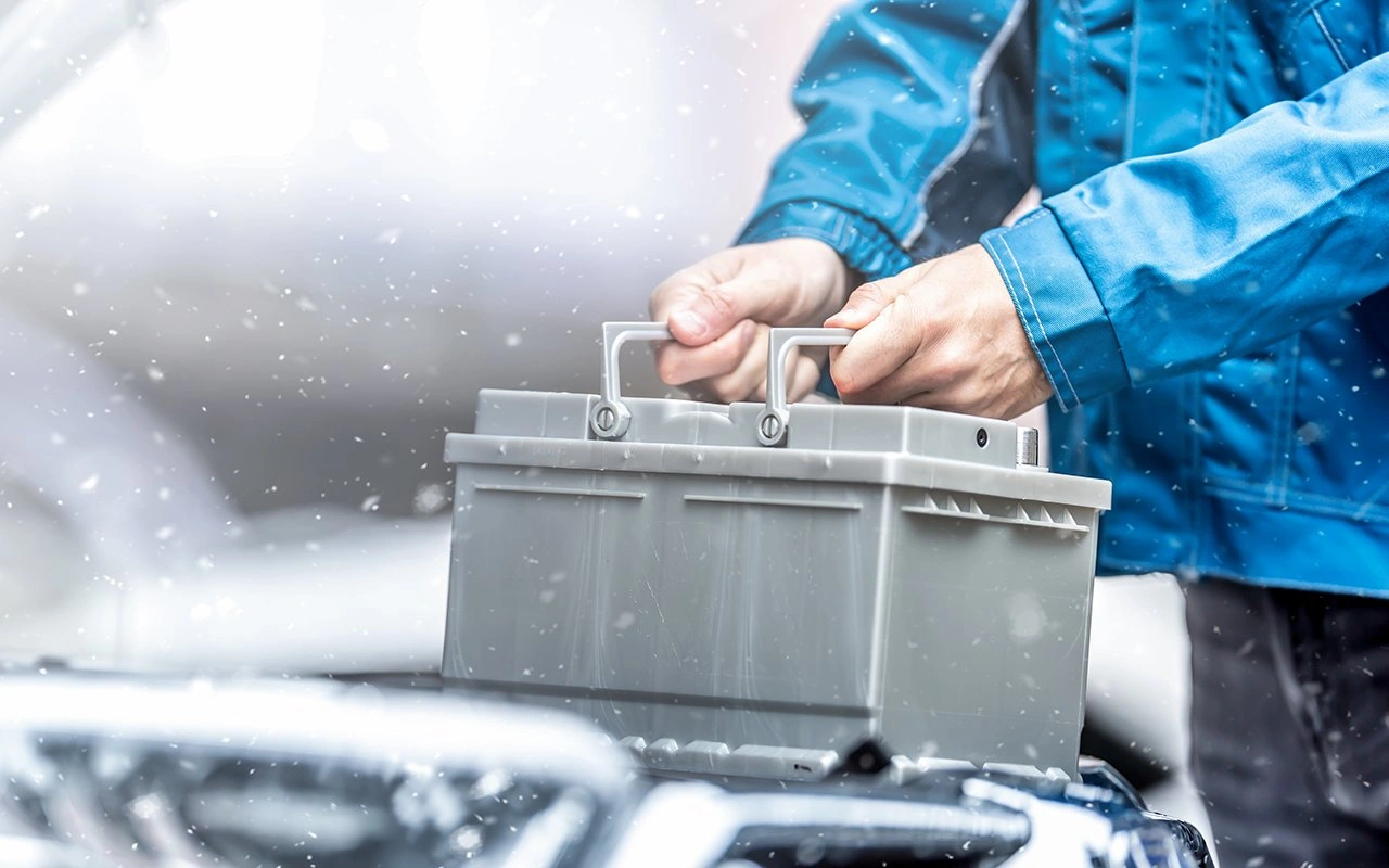 Этот лайфхак с аккумулятором давно устарел: почему современные АКБ не стоит заносить домой