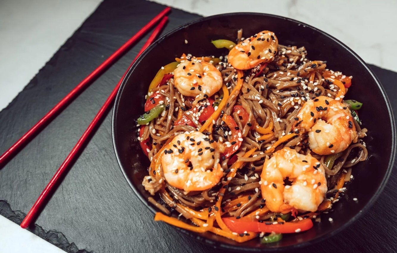 Сытно, быстро, без лишних калорий: соба с креветками и грибами — вы повторите этот ужин не раз