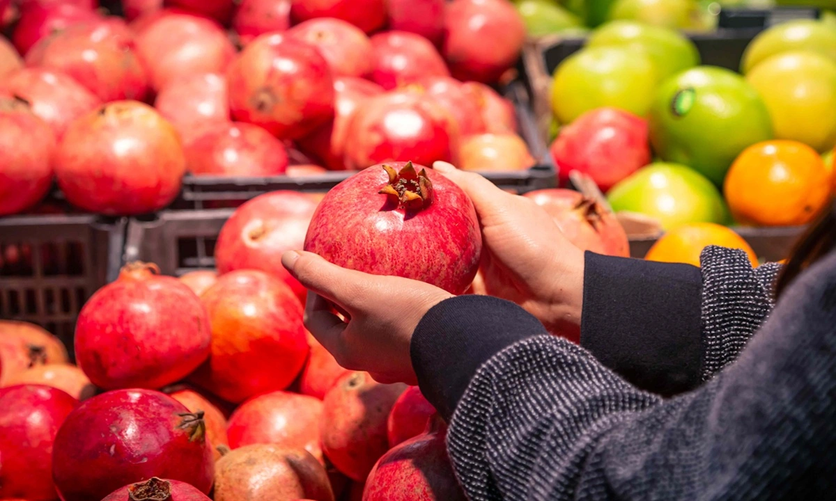 Сладкий гранат виден сразу: 4 признака спелого плода — он точно будет сахарным, а не кислым