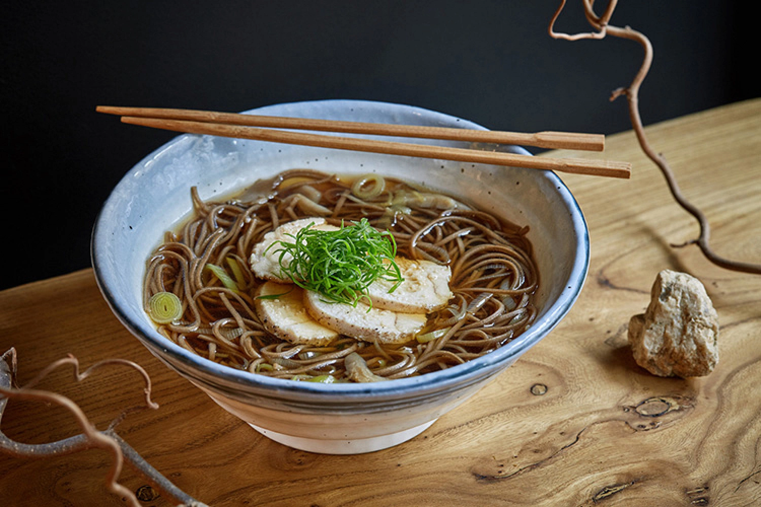 Постный суп с японским вайбом: пряный суп из гречневой лапши за 30 минут