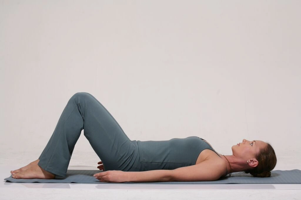 Как помочь спине, не вставая с кровати: это упражнение заменит зарядку и снимет застой в пояснице