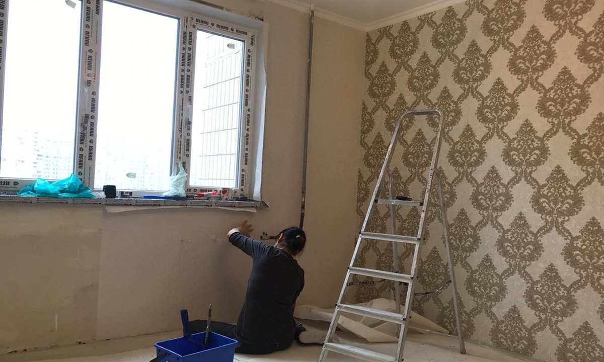 Потолок или обои — что делать первым: 3 варианта очередности монтажа, чтобы потом не пожалеть