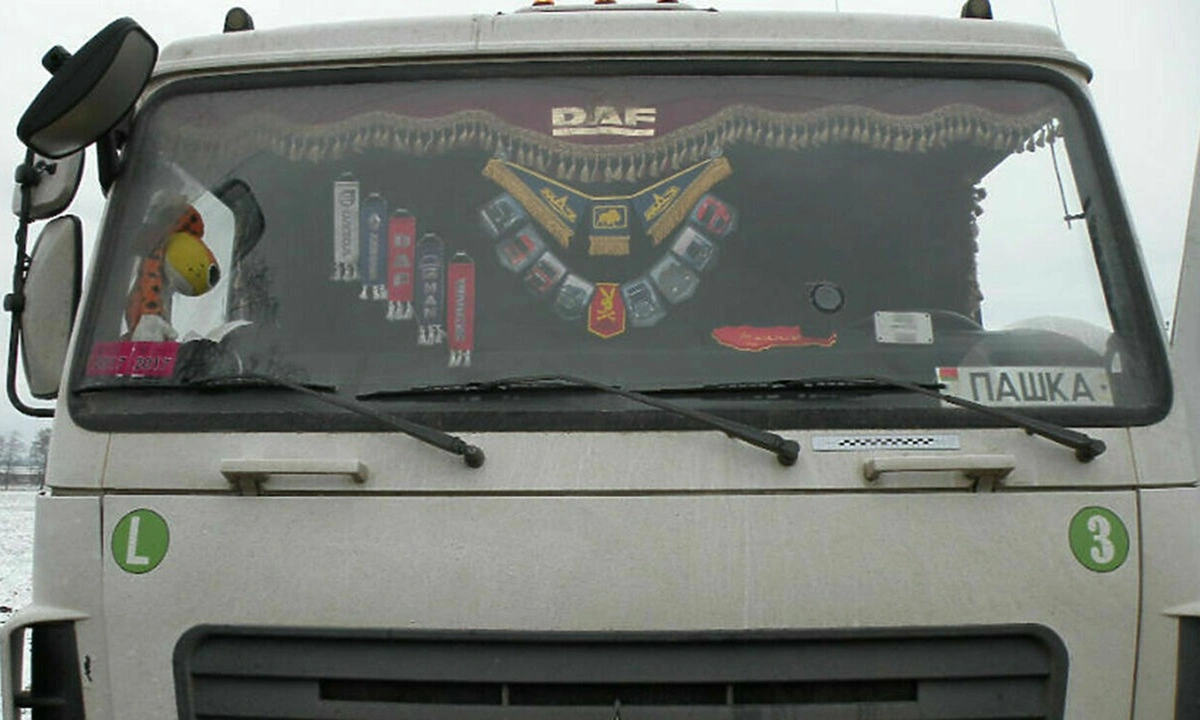 Зачем под лобовым стеклом фур пишут имена: мифы дальнобойщиков и деталь, которая появилась не случайно