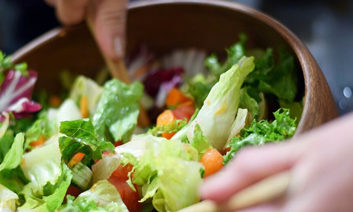 Этот салат заменит утреннюю чашку кофе: быстрый завтрак из капусты, который подарит бодрость