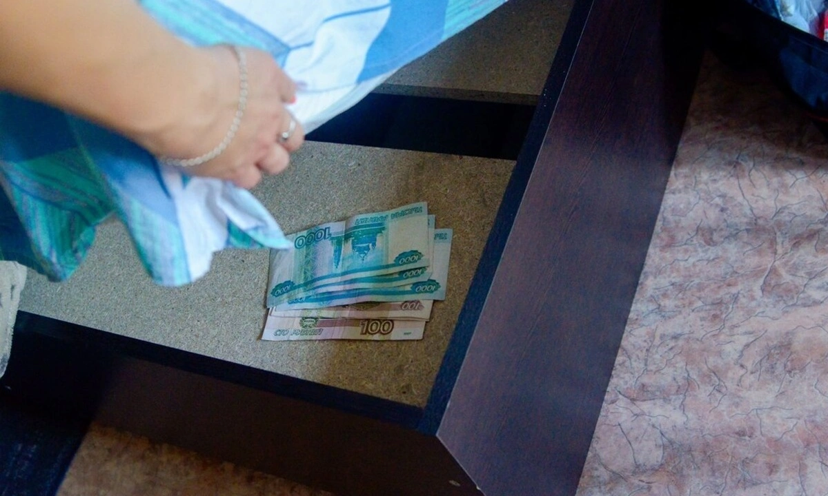 Почему каждый второй хранит деньги дома: как устроена психология домашней заначки