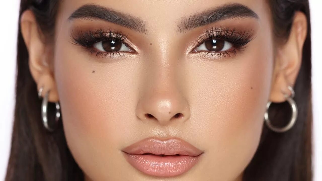 Этот макияж влияет на карие глаза: как выгодно подчеркнуть их бездонную глубину