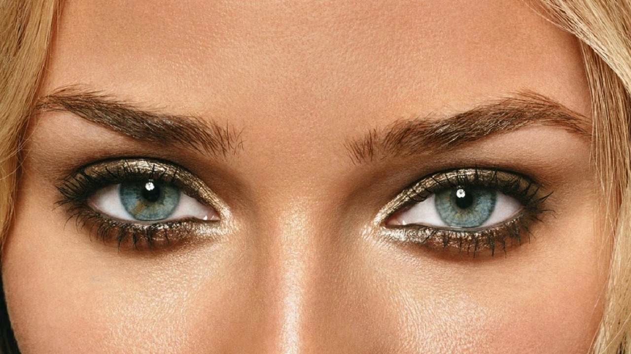 Как сделать серые глаза космическими: макияж, который выгодно подчеркнет оттенок