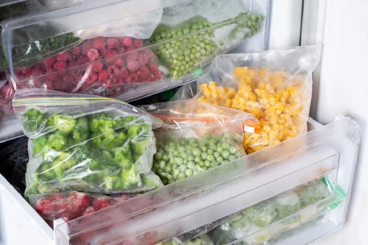 Поэтому обычные пакеты не подходят для морозилки: как холод изменяет свойства пластика