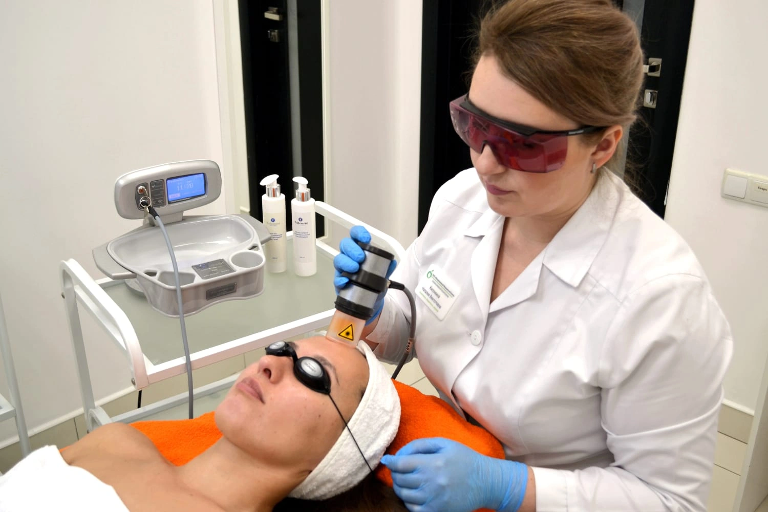 Если уколы — не ваш метод: эта процедура без игл восстанавливает влагу и улучшает тон лица