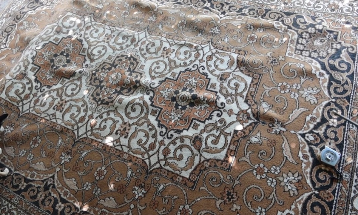 Идеальный материал для дорожек без затрат: как превратить старый ковер в устойчивое покрытие для тропинок