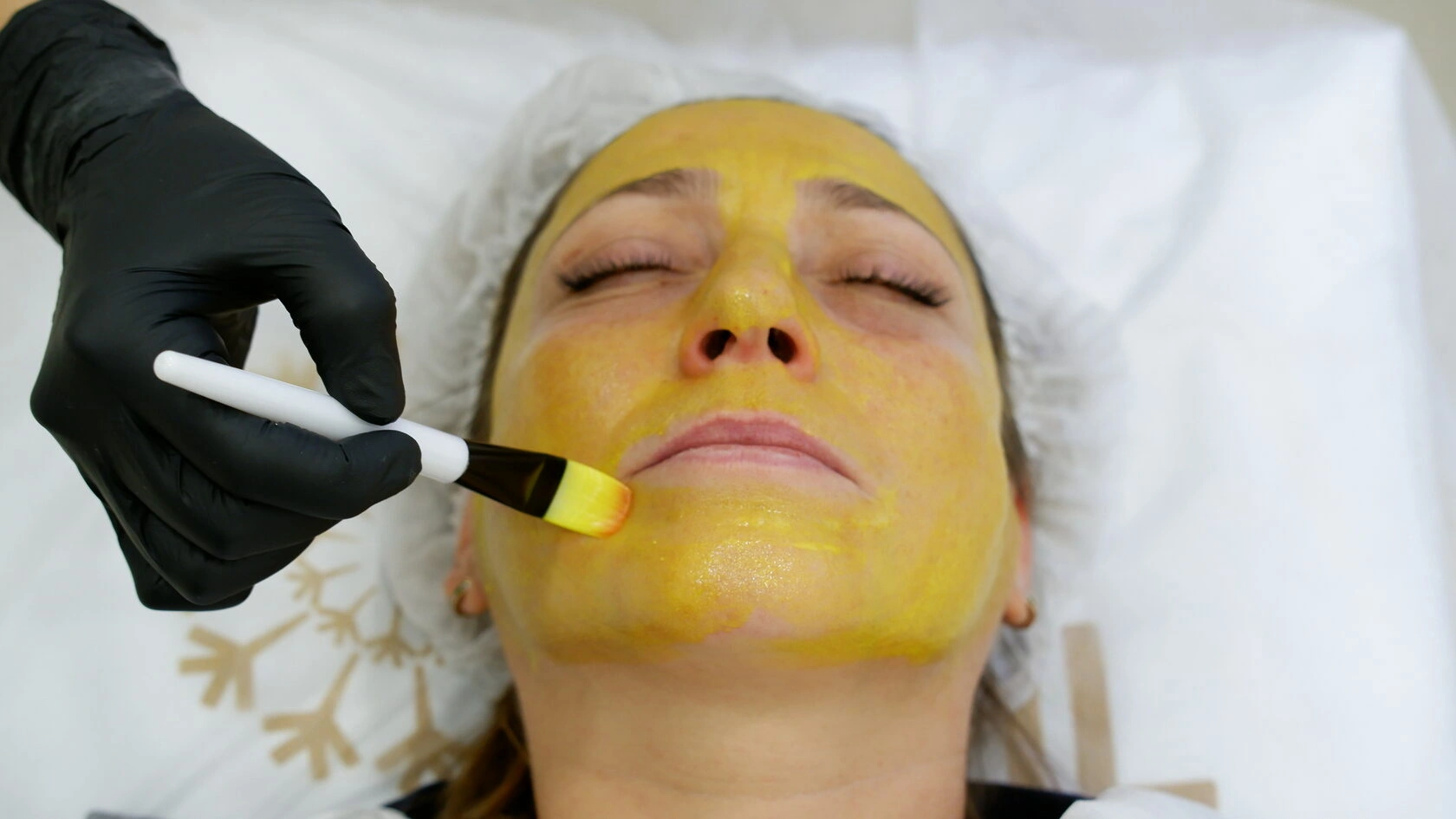 Не каждый пилинг одинаково эффективен: чем отличаются методы и какой выбрать именно вам