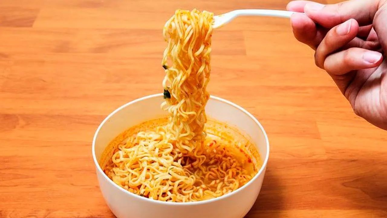 Быстро, вкусно, но так опасно: кому нельзя есть лапшу быстрого приготовления и какие риски она несет