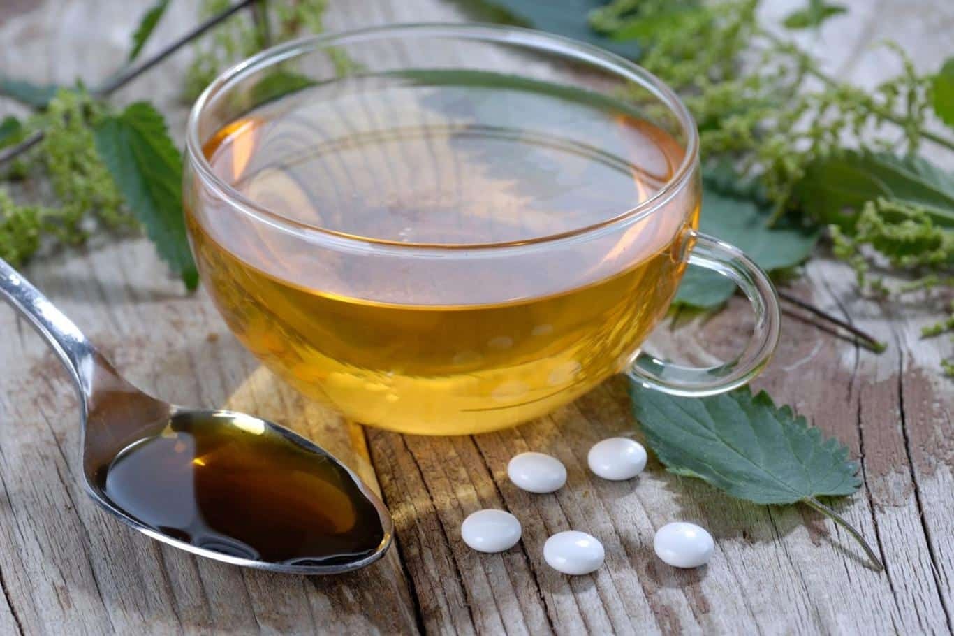 Главная ошибка при приеме таблеток: почему нельзя запивать лекарства чаем и напитками