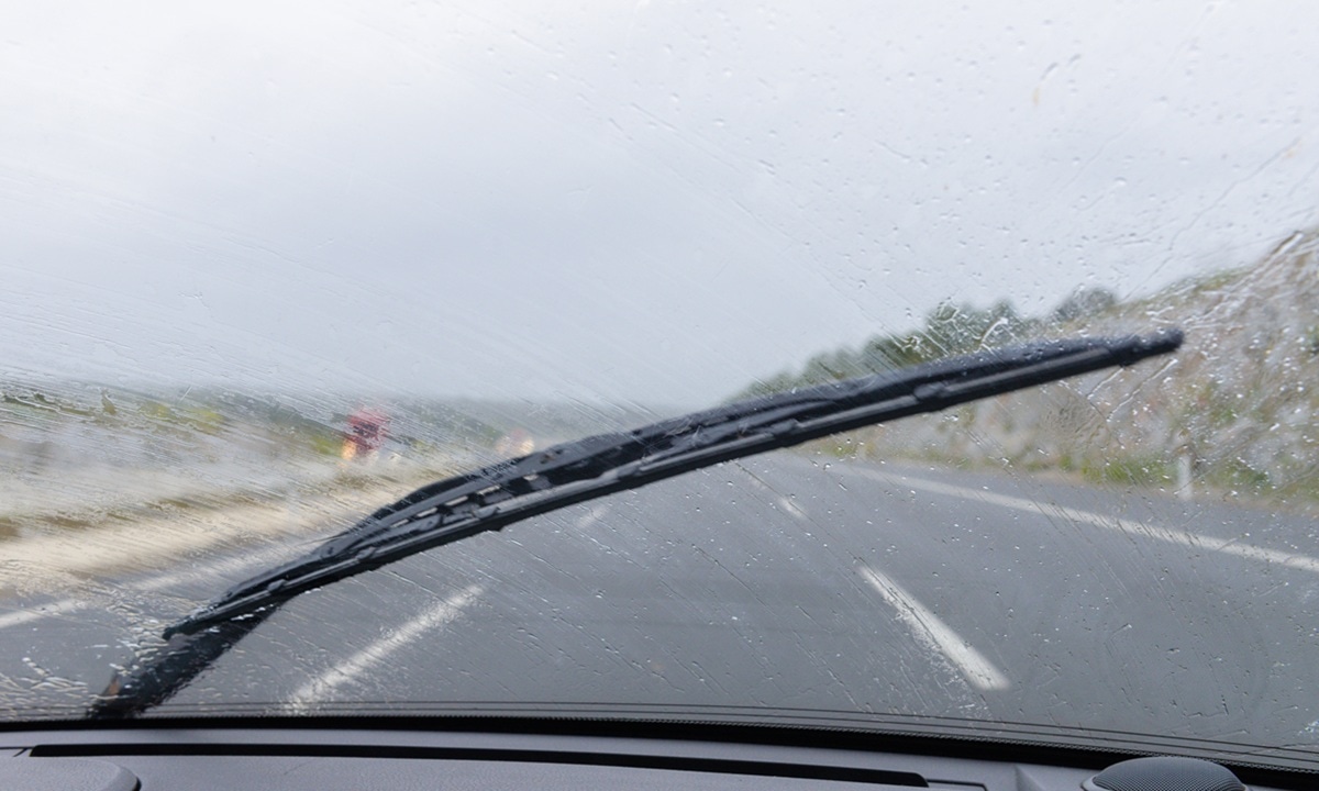 Скрип дворников — не ерунда: что происходит с резиной и почему это опасно для лобового стекла
