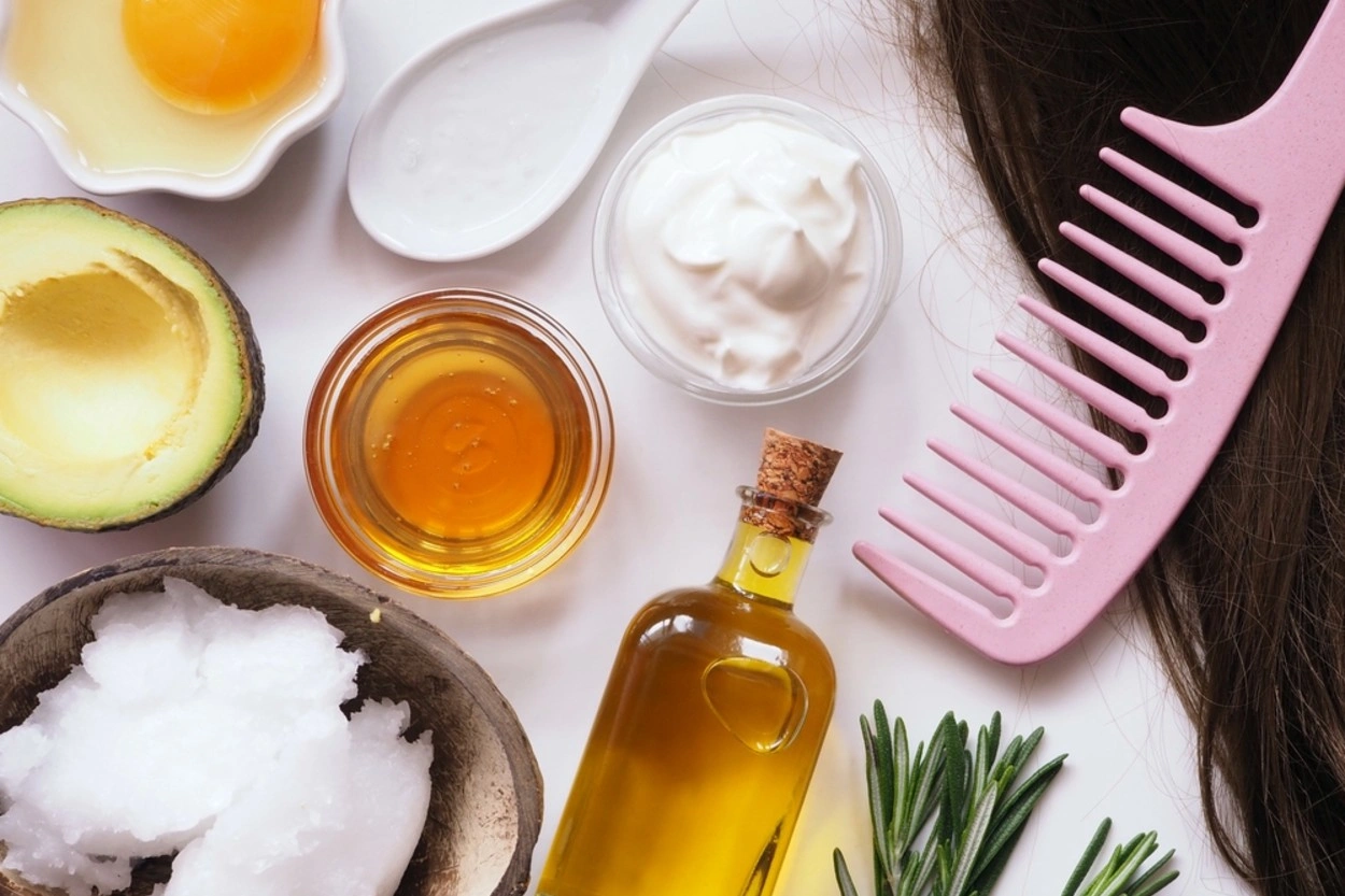 Как укротить жирные волосы: эти домашние маски уменьшают себум и возвращают свежесть локонам