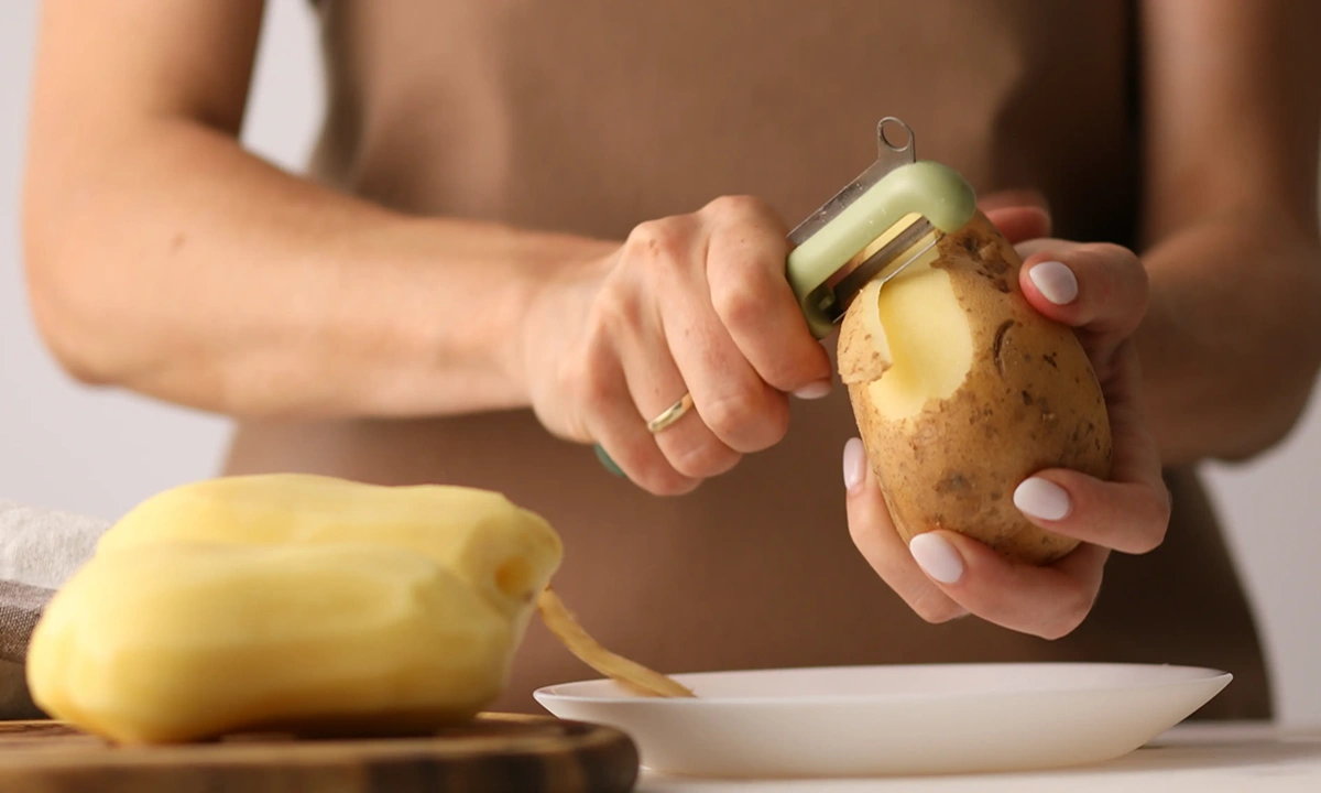 Поэтому картофель темнеет после чистки: как остановить реакцию, которая портит вид уже через 20 минут