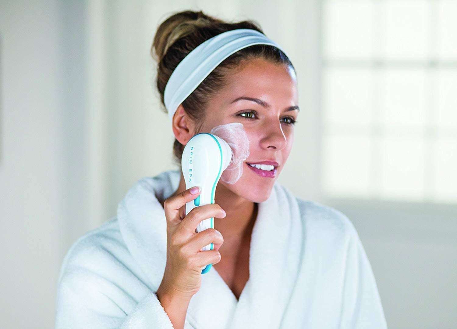 Очищение лица взлетело на новый уровень: стоит ли покупать электрощетку и кому она не подойдет