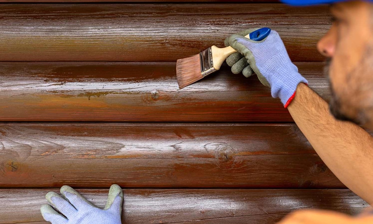 Покрасили сруб — заработали проблему: какие покрытия мешают «дышать» и разрушают дерево изнутри