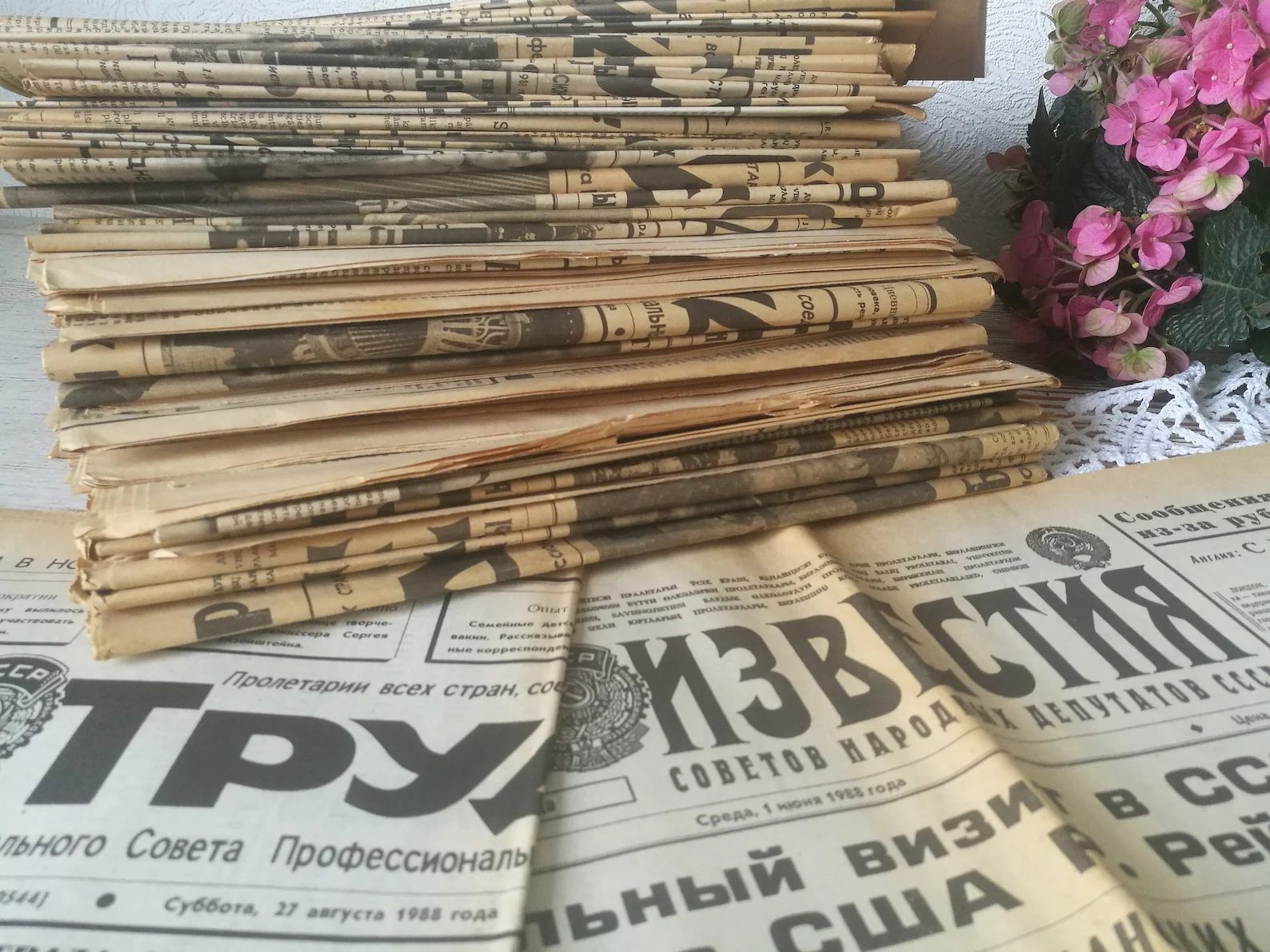 Она скрывалась под советской скатертью: зачем хозяйки подкладывали газету и почему тренд из прошлого возвращается