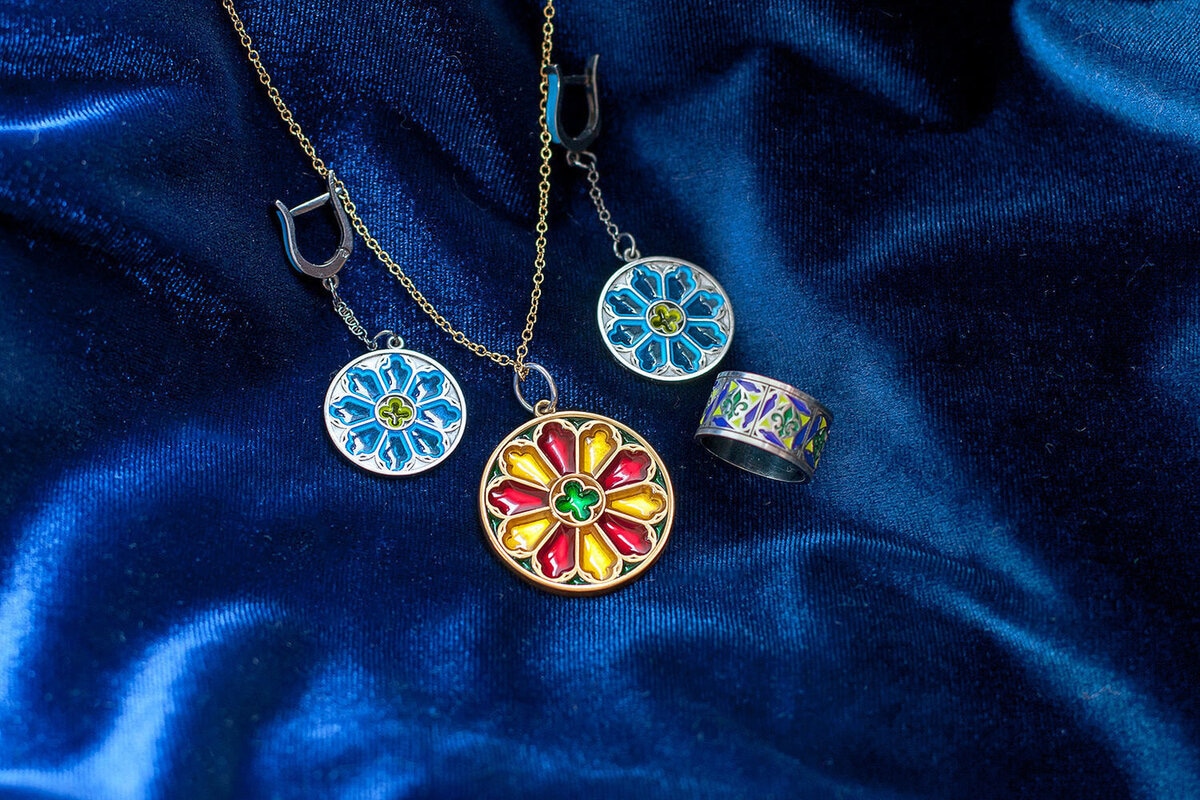 Камни и эмаль требуют разного ухода: какие упущения в чистке и хранении быстро портят украшения