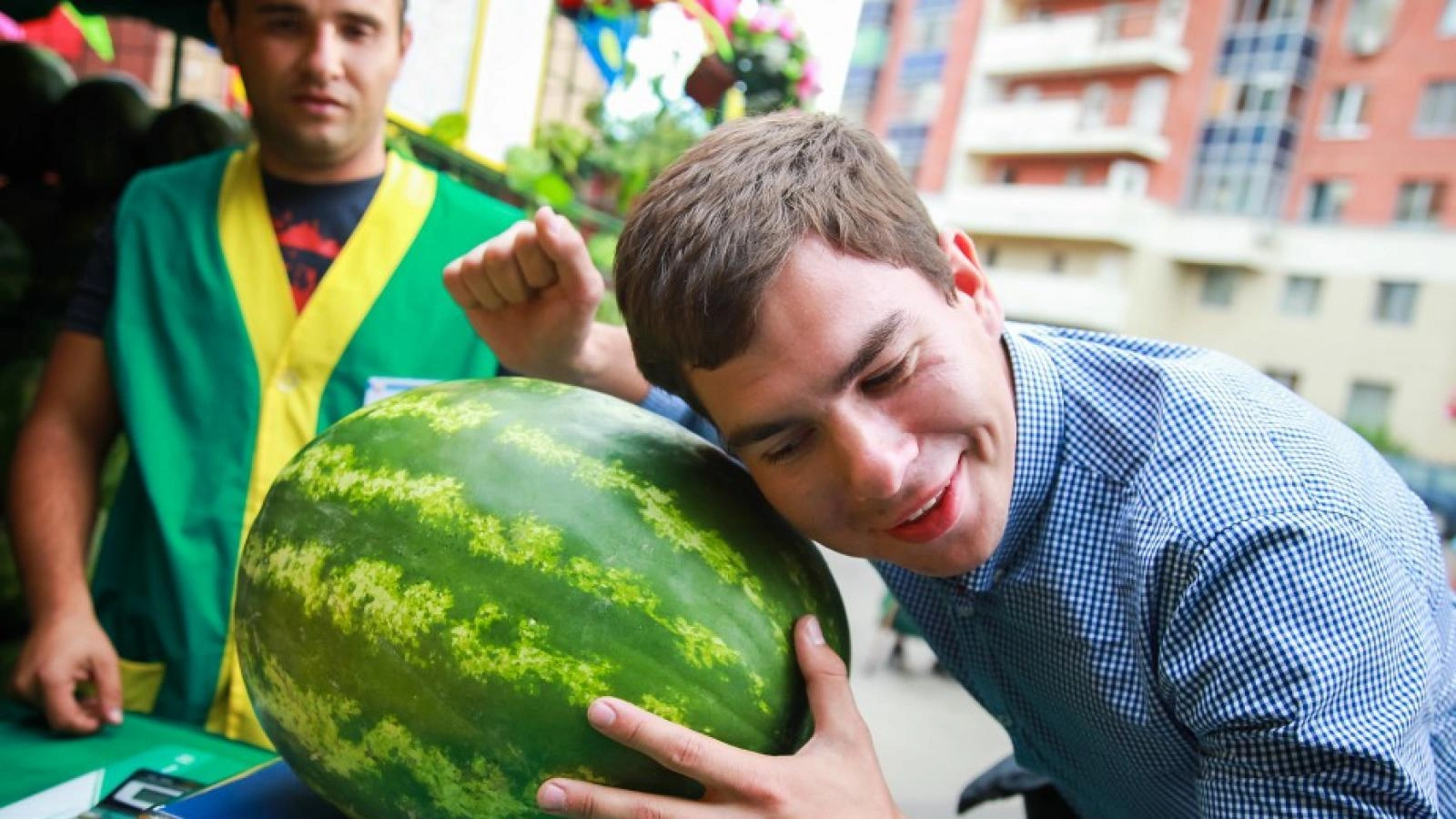 Как должен «отвечать» арбуз: как звук выдает спелость плода и что скрывается за этой старой привычкой