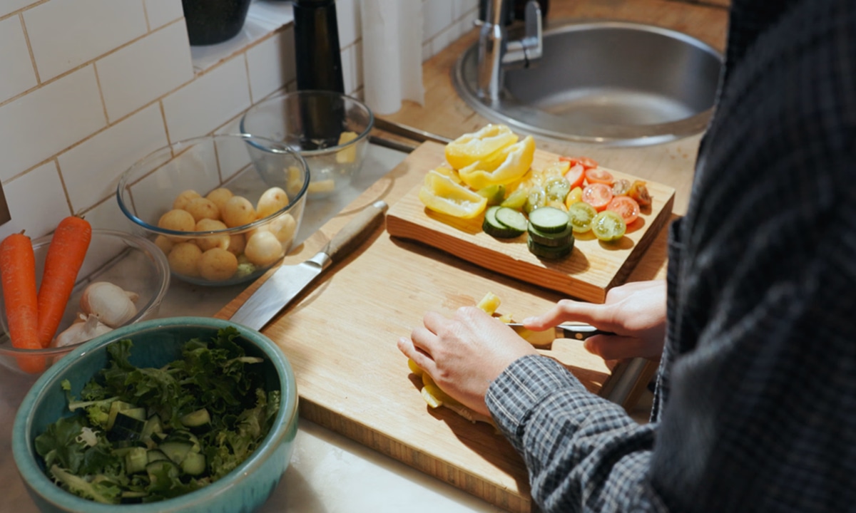 Нарезка меняет вкус блюда: как форма кусочка влияет на хруст, сочность и аромат овощей