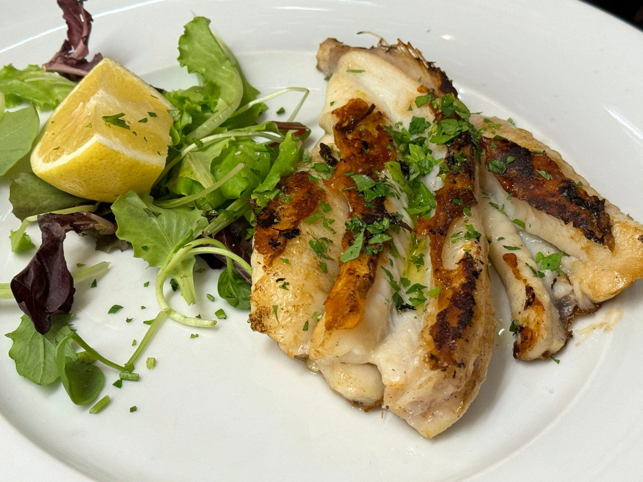 Легкий ужин за 30 минут без духовки: белая рыба на сковороде получается сочной и нежной — попробуйте