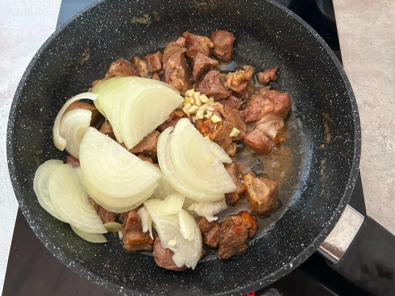 Жарка мяса требует правильного порядка: как порядок закладки влияет на вкус и текстуру блюда