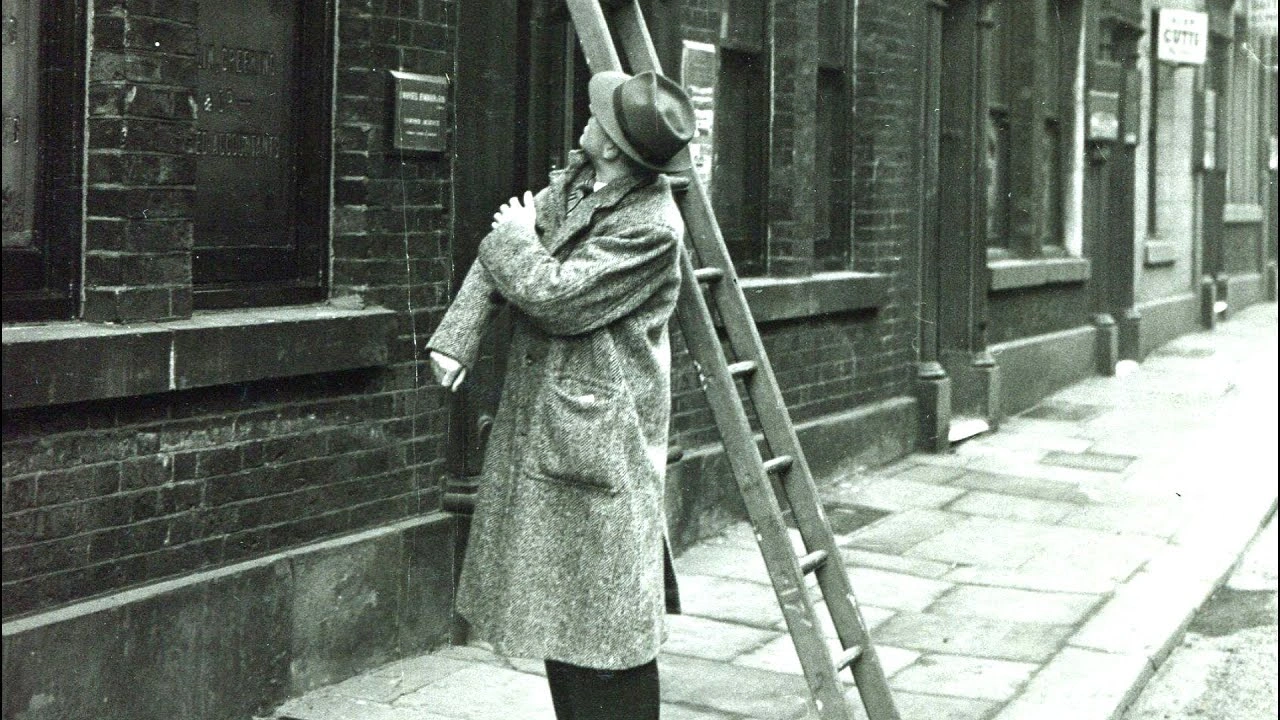 Проход под лестницей считали дорогой к беде: почему люди до сих пор обходят ее стороной