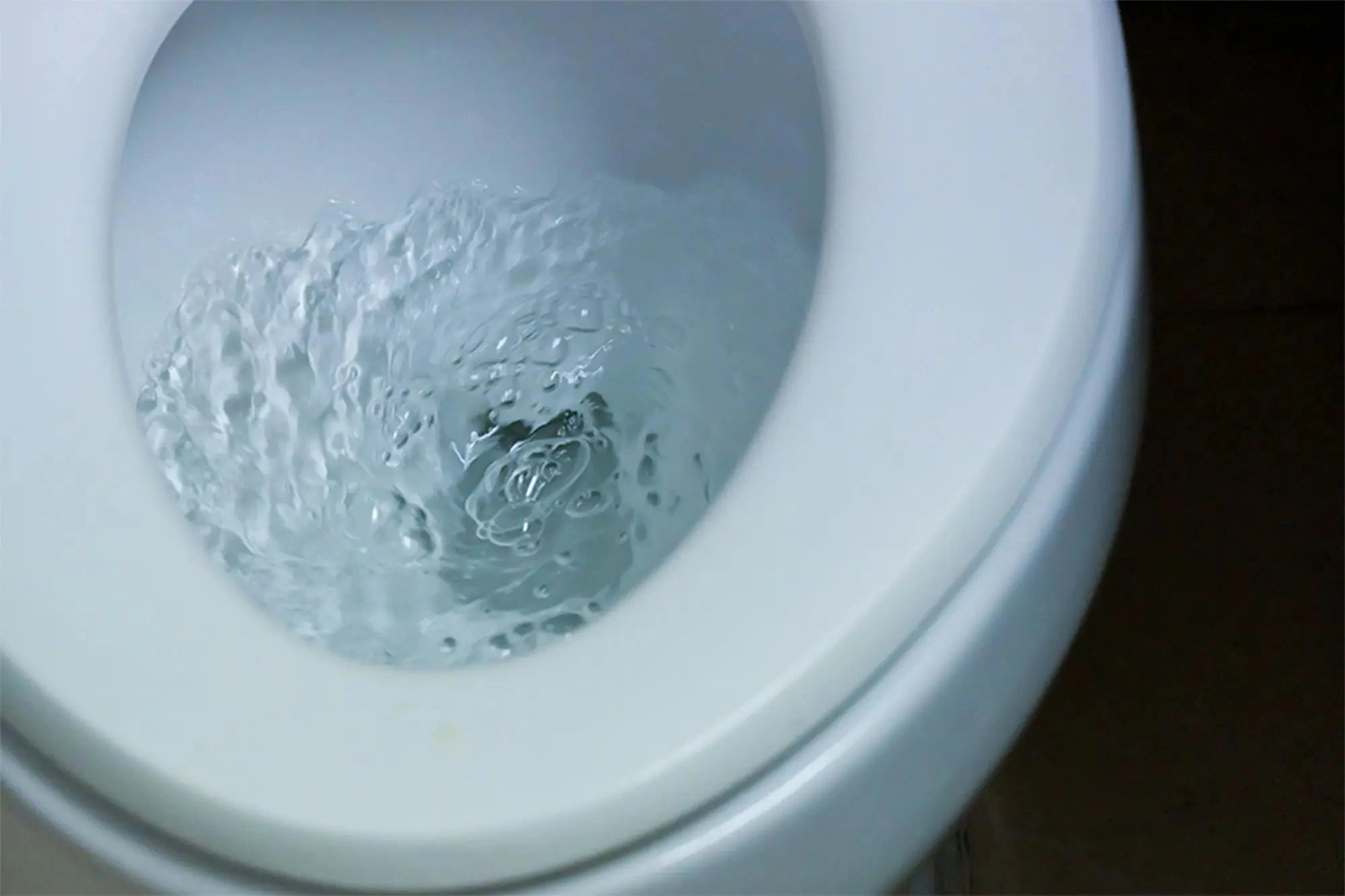 Смыв с открытой крышкой унитаза — это опасно: невидимый фонтан поднимается на высоту до двух метров