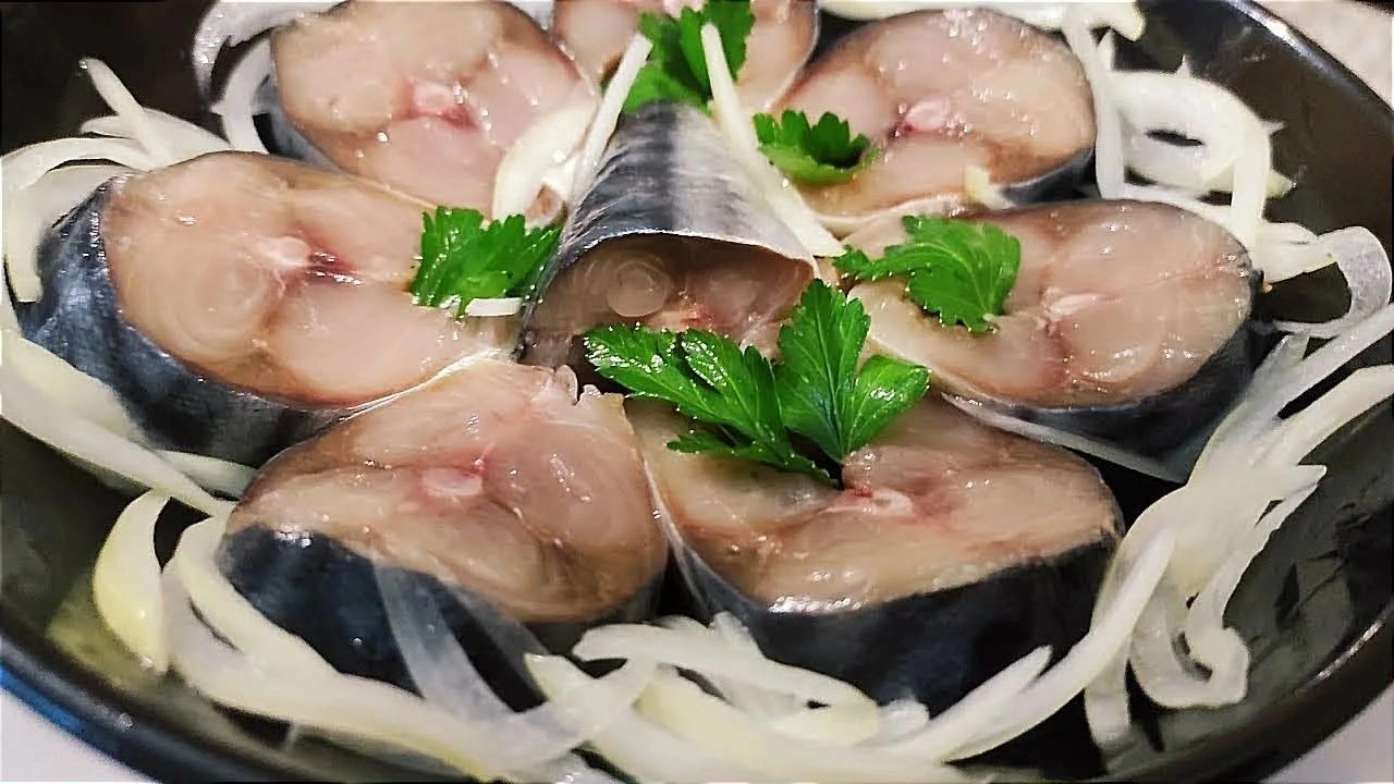 Эта малосольная скумбрия готова уже к утру: рыба получается сочной, аппетитной и ароматной