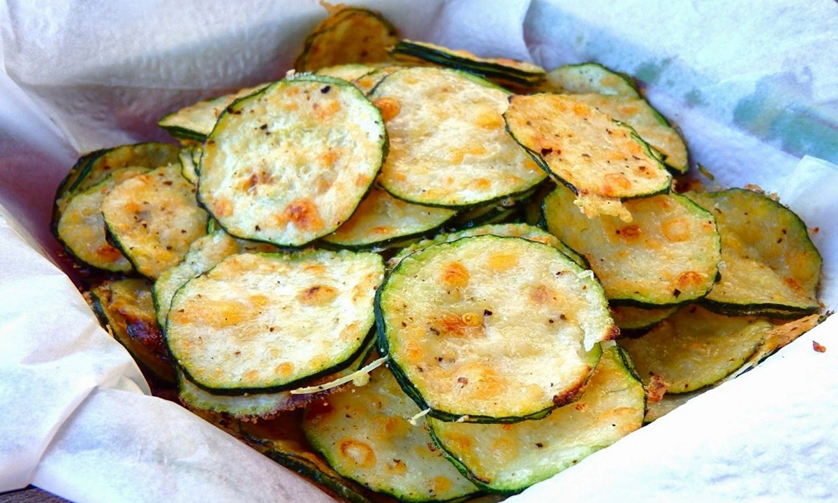 Кабачок — мастер маскировки под другие продукты: как сделать из него снеки, варенье и «грибную» закуску