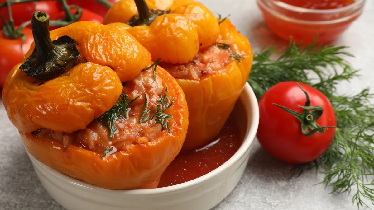 Перец начиняю не рисом, а мясом с овощами: блюдо получается сочнее, а начинка — не такой плотной